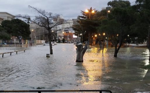 Fuerte marejada anegó calles céntricas