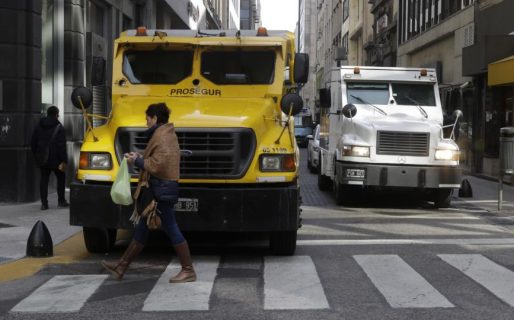 Aumentan las tensiones cambiarias, inflacionarias y sociales a seis semanas de las elecciones