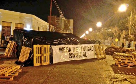 Estatales continúan con el acampe en Casa de Gobierno