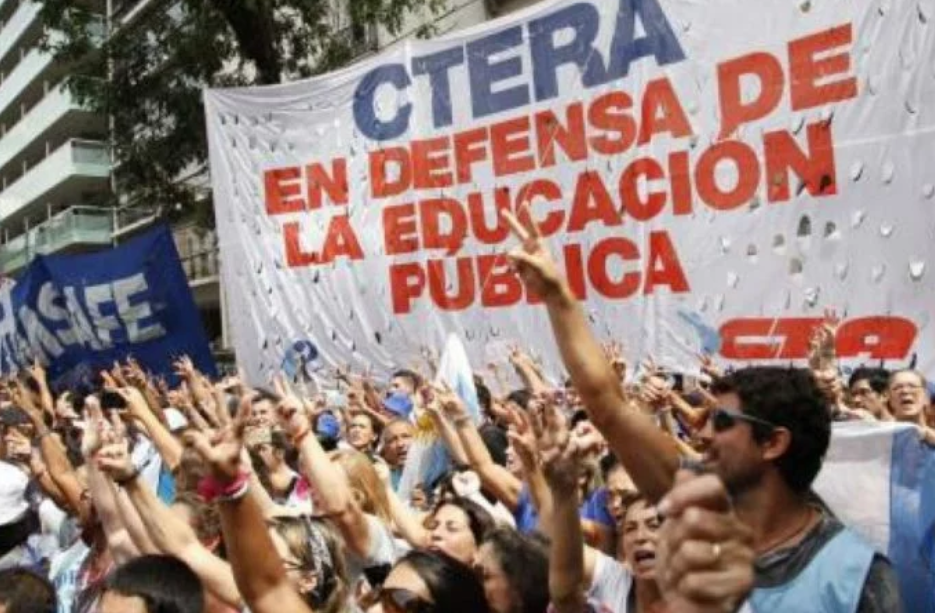 Jornada de movilizaciones y  paro nacional docente por las muertes en Chubut