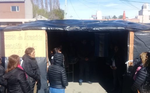 Levantaron un campamento afuera del hospital Santa Teresita