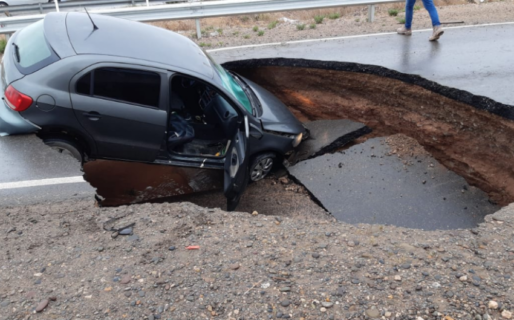 Una ruta en la que trabajaba Dietrich “se tragó un auto”