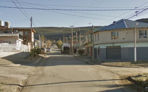 Robaron dinero y el celular a un remisero e intentaron apuñalarlo