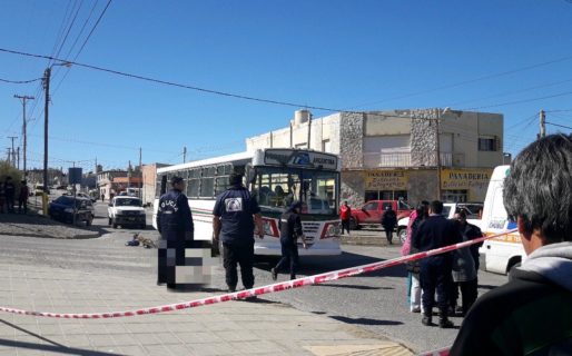 Un ciclista murió al chocar contra un colectivo en calle Huergo