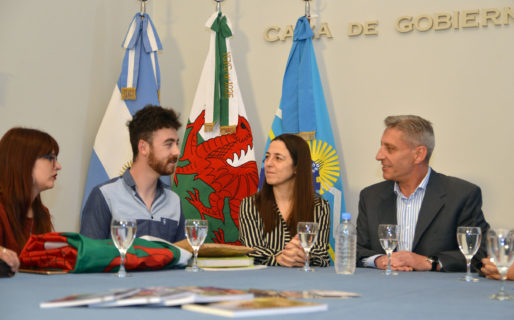 Arcioni presidió la recepción al estudiante Gales que está en Chubut por intercambio cultural