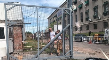 La grúa se llevó el auto de Abel Pintos y lo fue a buscar con su novia