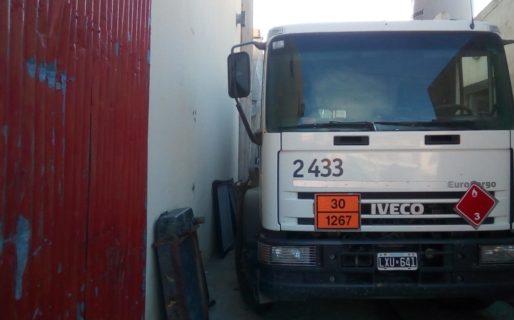 Un trabajador murió aplastado por un camión