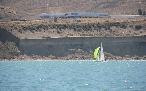 Encontró huesos y un cráneo cuando caminaba por la costa