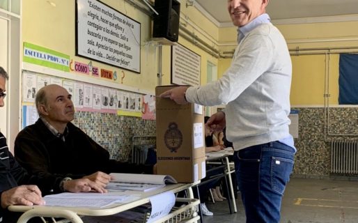 Tras votar Arcioni dijo que “Hoy se decide el futuro de todos los argentinos”