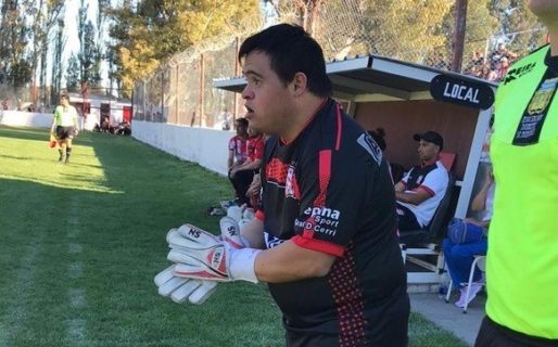 Tiene Síndrome de Down e hizo historia debutando en la primera de su equipo
