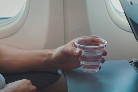 Ojo: recomiendan a los pasajeros de avión no tomar agua ni lavarse las manos a bordo