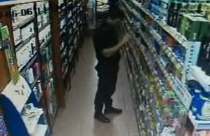 Un policía robó una lata en un supermercado, quedó filmado y lo despidieron