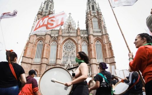 Encuentro Nacional de Mujeres: realizaron un “tetazo anticlerical” frente a la Catedral de La Plata