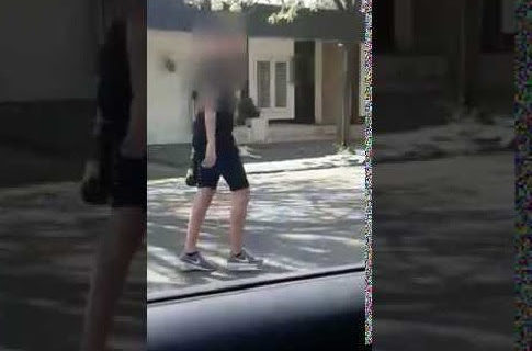 Descubrió al amante de su mujer en su propia casa y lo atacó a cadenazos