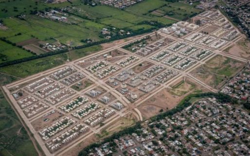 El gobierno demora la entrega de más de 14 mil viviendas en plena crisis habitacional