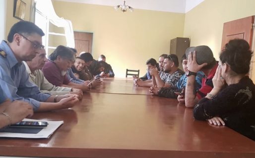 Tras cortar la ruta los remiseros se reunieron con la Policía