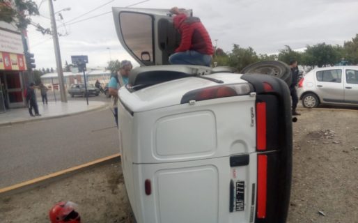 Una mujer quedó atrapada tras un vuelco en Kennedy y Roca