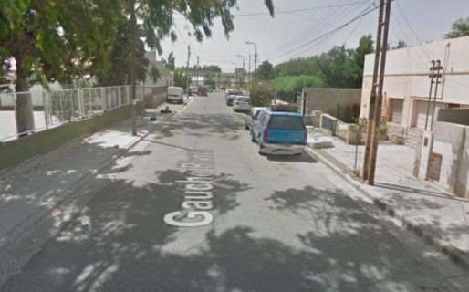 Estaba adentro de la casa y vio como un ladrón intentaba violentar la ventana para robarle