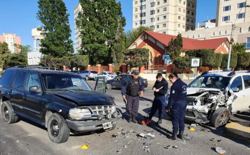 Chocaron dos camionetas frente al Centro Cultural