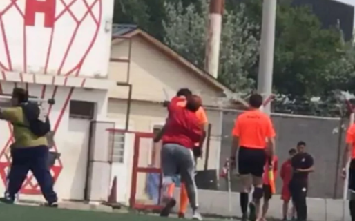 Futbol femenino: Una mujer golpeó con piñas al árbitro