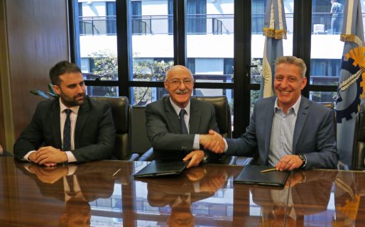 Arcioni firmó un acuerdo para promover el desarrollo de la provincia