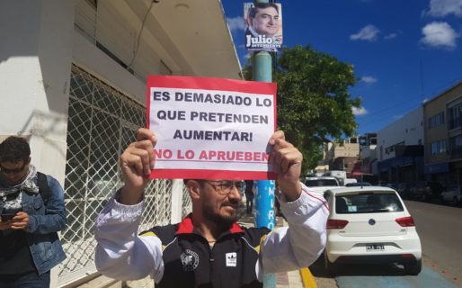 Manifestación de docentes en contra de los tarifazos en los servicios públicos