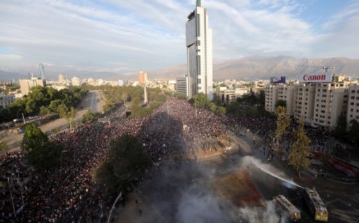 A dos semanas del estallido social, se replican masivas movilizaciones en el país