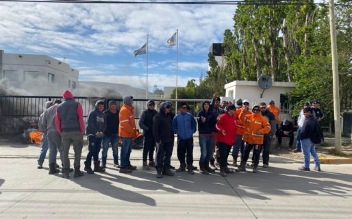 Trabajadores de la empresa Pecom protestan contra despidos