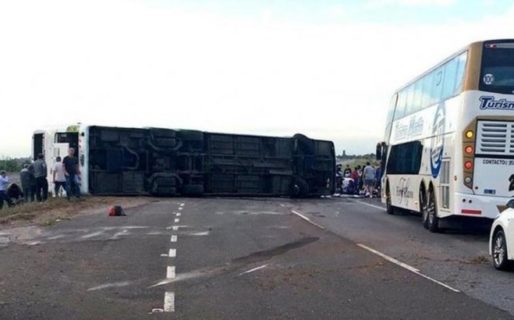 Volcó un micro que trasladaba a chicos de 11 y 12 años: murieron dos nenas