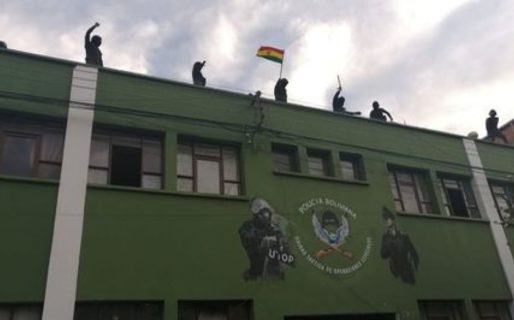 Un motín de policías mantiene en vilo a Bolivia
