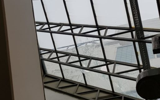 Se desprendió un revoque que provocó la rotura de los vidrios en el Municipio