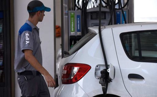 Por la caída del WTI, ¿bajará el precio de la nafta en Argentina?