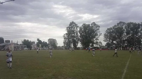 Un rayo cayó en una cancha de fútbol: hubo un muerto y varios heridos con quemaduras