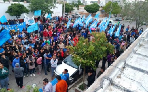 Militantes del PJ tomaron el Consejo de Localidad en repudio de las desafiliaciones