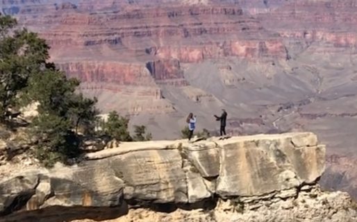 El impactante video de una turista que intentaba lograr “la foto perfecta” casi cae al vacío
