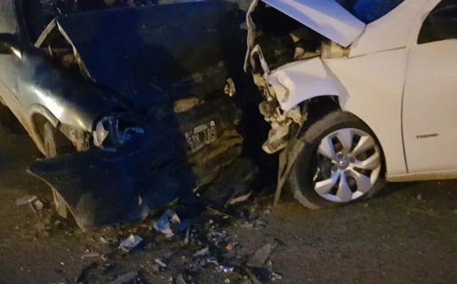 Choque frontal en el camino Roque González