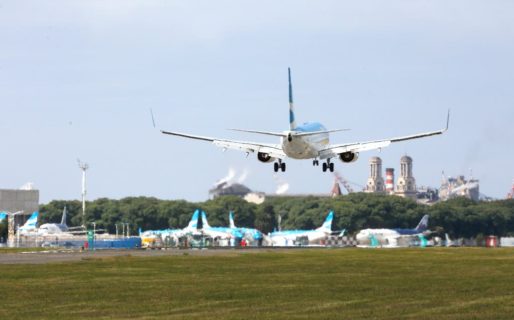 Advierten por la exención del 30% a los pasajes internacionales en pesos