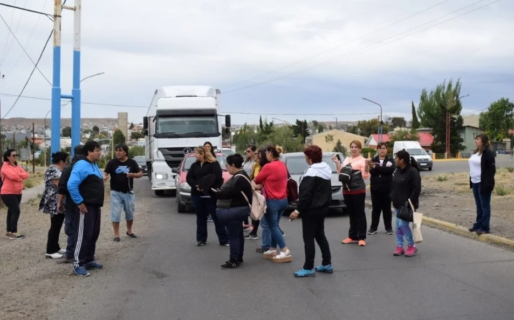 Municipales de Caleta Olivia cortan el ingreso norte en reclamo de pago de salarios