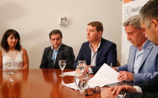 Arcioni firmó contratos para la ampliación de una escuela de la ciudad