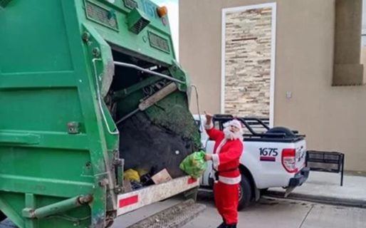 Un recolector de residuos cargó las bolsas vestido de Papá Noel