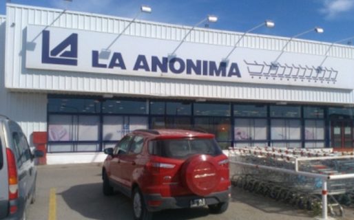 Ingresaron en estado de ebriedad a La Anónima y se comieron los salamines