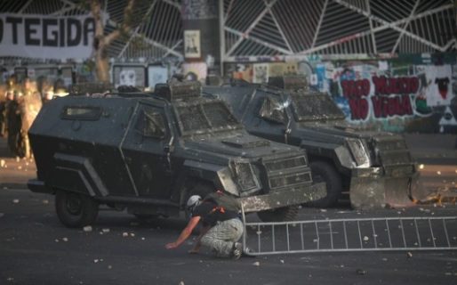 Chile: el momento en que un vehículo de Carabineros embistió a un manifestante