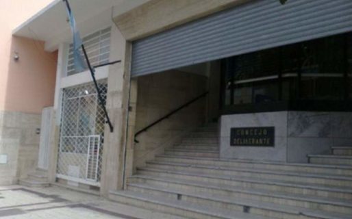 Vecinos se movilizan al Concejo Deliberante en repudio al tarifazo