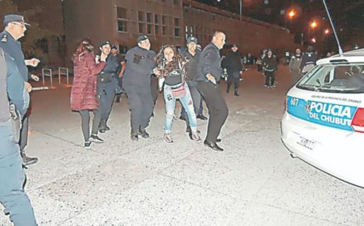 Antimineros amenazaron a diputados, bloquearon las salidas y golpearon a policías