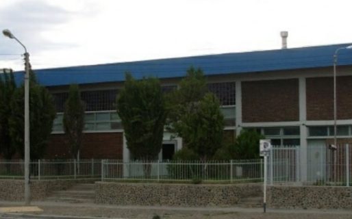 Exigen la reparación urgente de una puerta en la Escuela 143