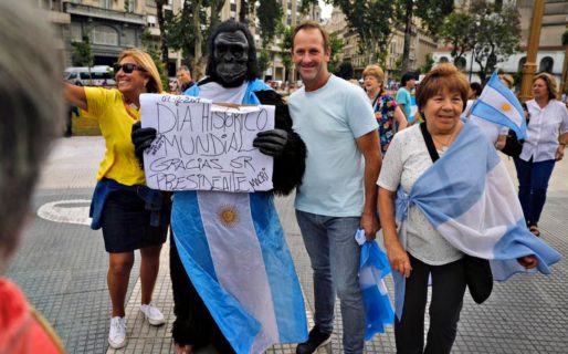 Un gorila despidió a Macri en la Plaza de Mayo