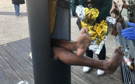 Se le cayó el celular adentro de un poste y quedó atrapado intentando recuperarlo