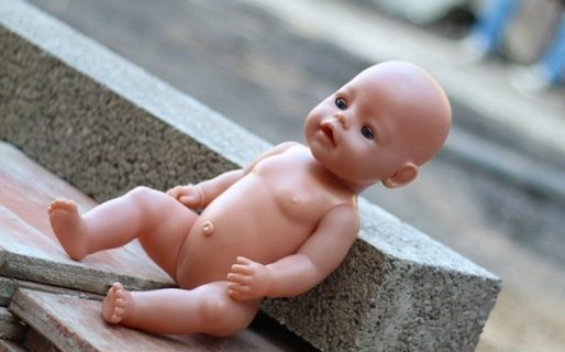 Una beba de un año y medio tomó cocaína que estaba oculta en su muñeca: se encuentra en grave estado