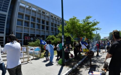 Incidentes, policías heridos y seis detenidos tras la sesión en la Legislatura