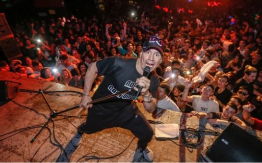 Pablo Lescano logró frenar una pelea en su público improvisando la canción “Boxeador”